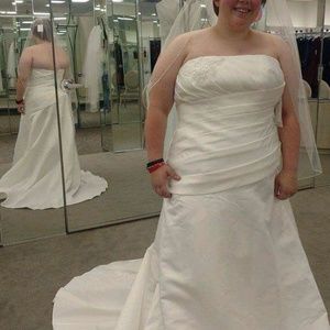 Strapless wedding dress